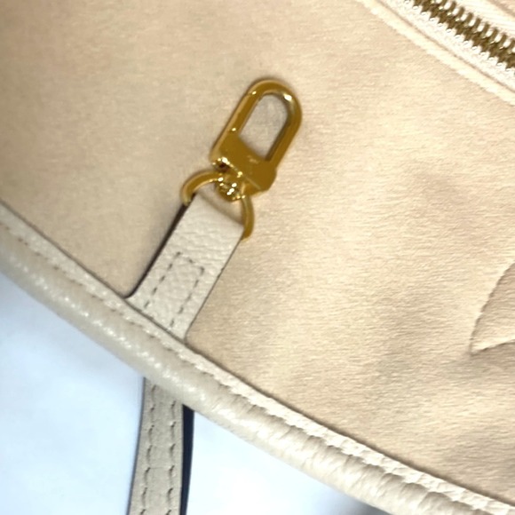 LOUIS VUITTON Beige Monogram Tote Bag - Picture 13 of 14